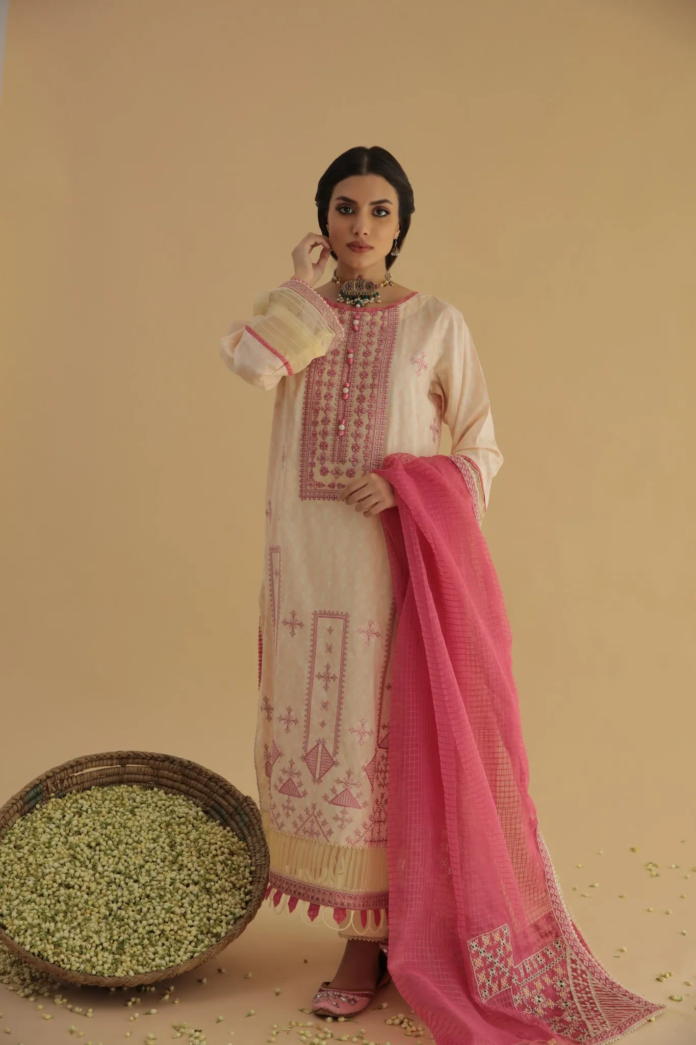Aabyaan by Qalamkar Aarzu Luxury Lawn Collection 2022  – LAYLA (AA-01)