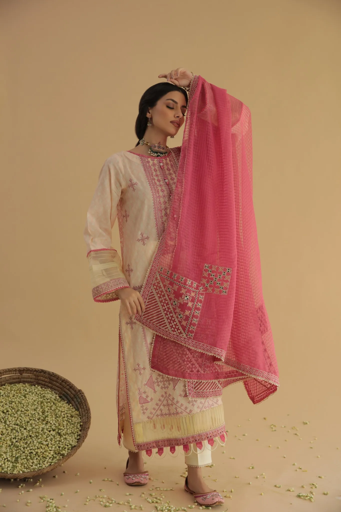 Aabyaan by Qalamkar Aarzu Luxury Lawn Collection 2022  – LAYLA (AA-01)