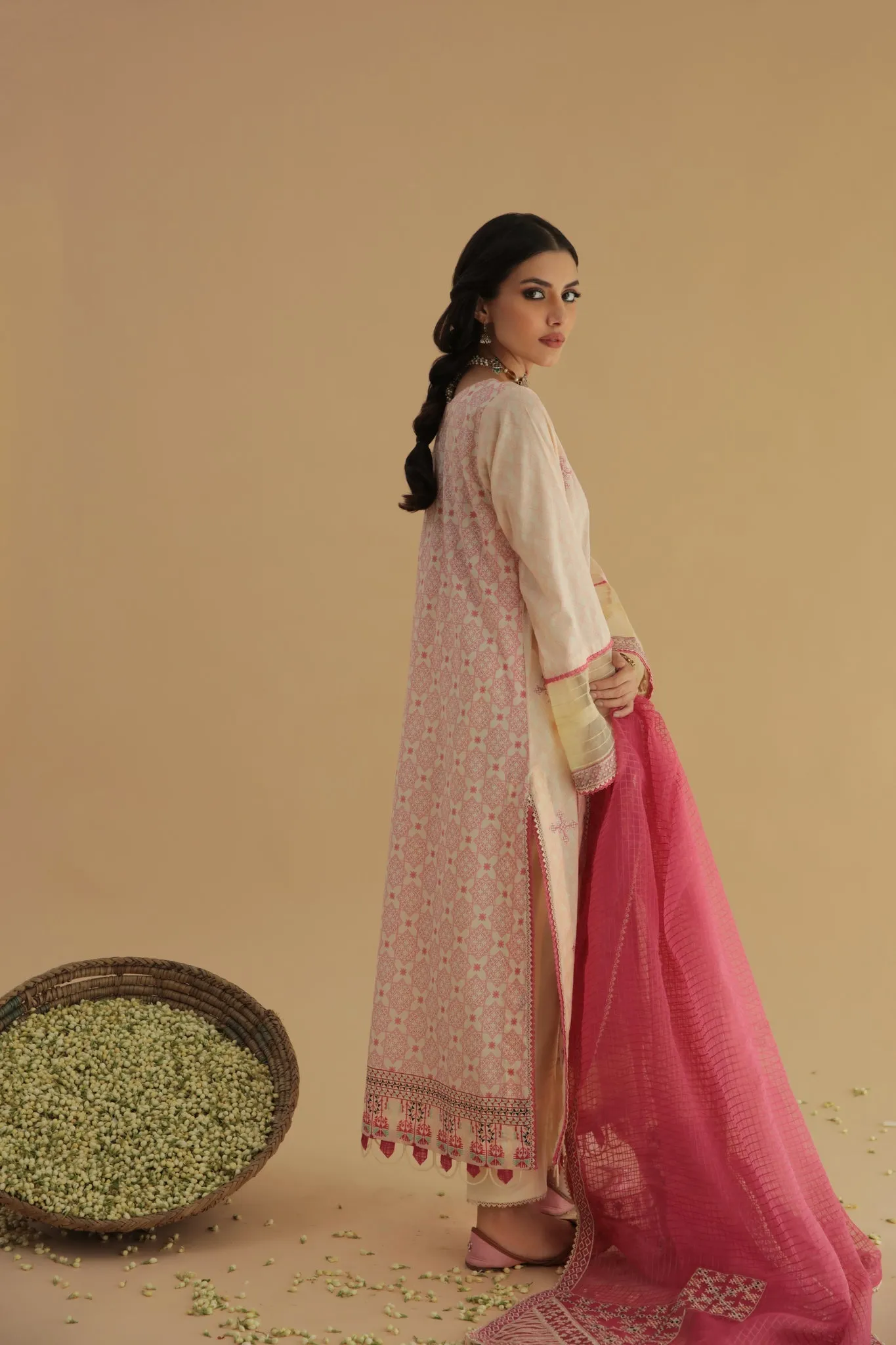 Aabyaan by Qalamkar Aarzu Luxury Lawn Collection 2022  – LAYLA (AA-01)